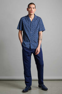 Short sleeve shirt with spread collar Fine indigo dyed cotton with dot batik